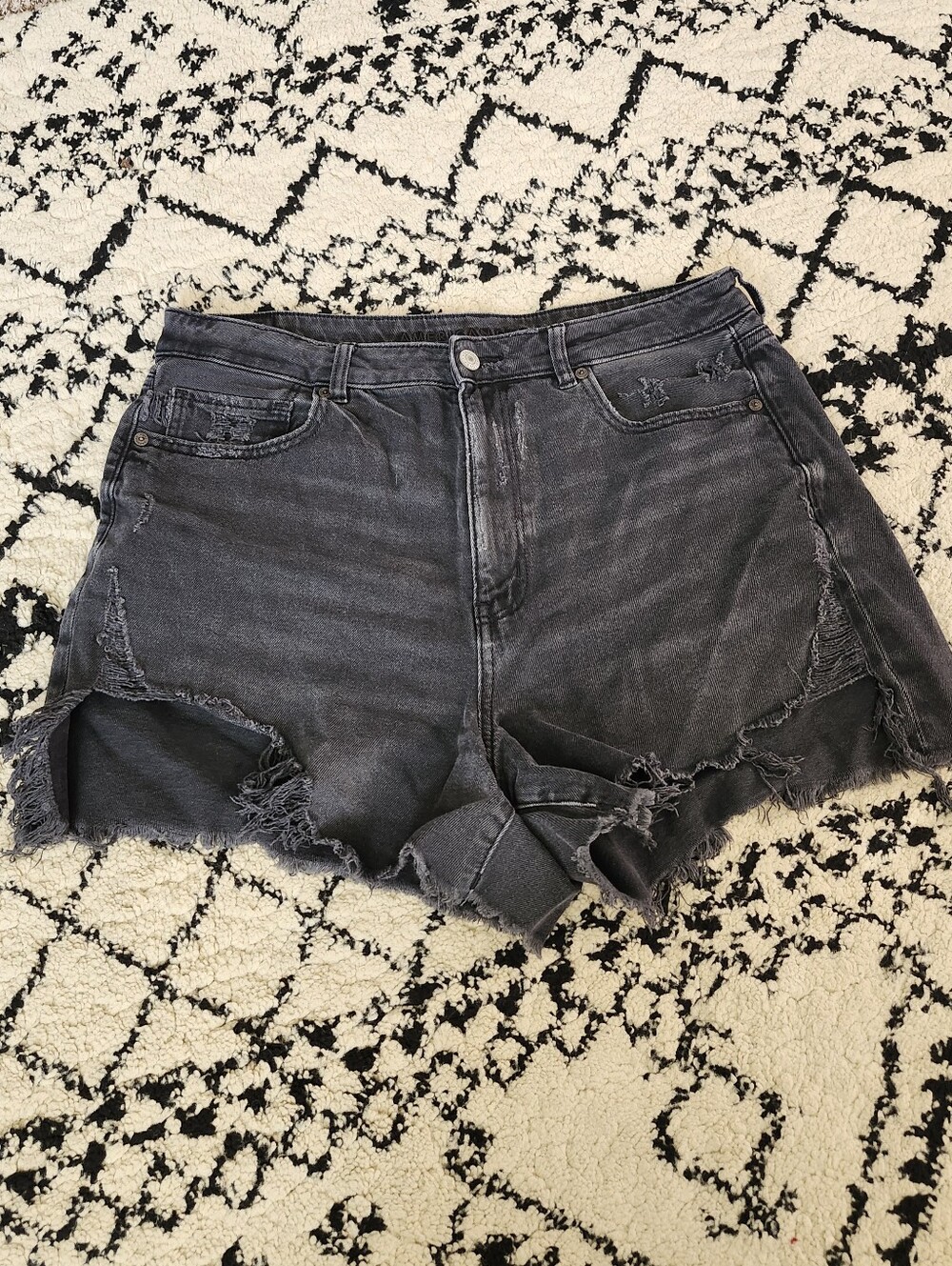 American Eagle High-Rise Distressed Women's Denim Shorts - Black